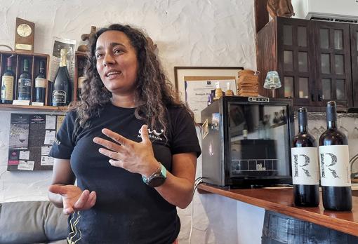 Tamara Cruz, explicando los vinos de su bodega