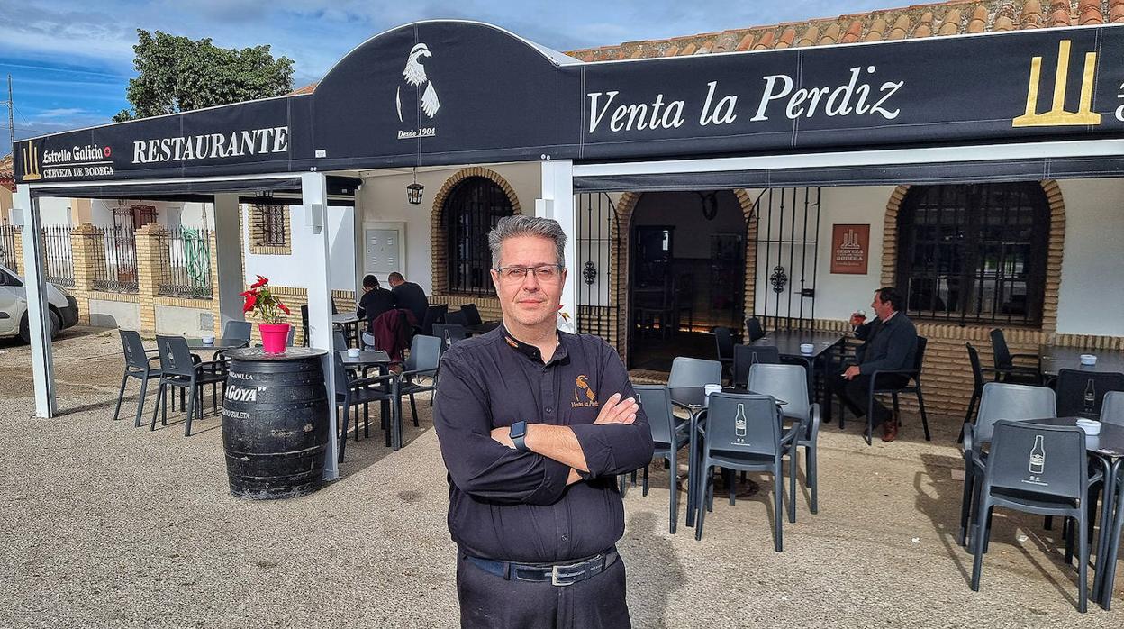 Ernesto Rodríguez, en la entrada de la Venta La Perdiz, en Arcos