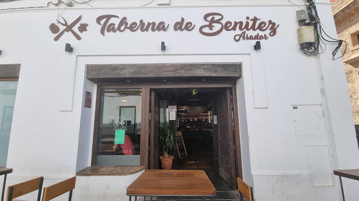 Entrada al Asador Taberna de Benítez, en San Fernando