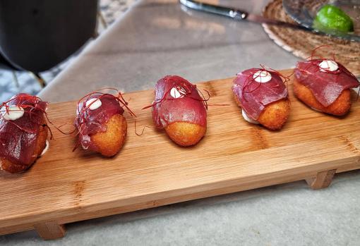 Croquetas líquidas de puchero con sashimi de atún