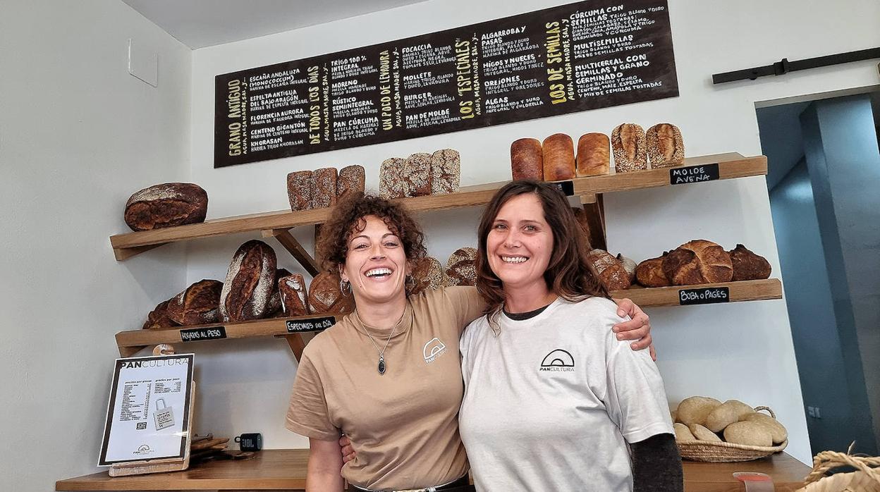 De izquierda a derecha, Noelia Lora y Ana Ortiz, una de las propietarias de Pancultura, en la tienda de Conil