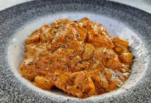 La pasta, esta de salmón con gambas, uno de los platos fuertes