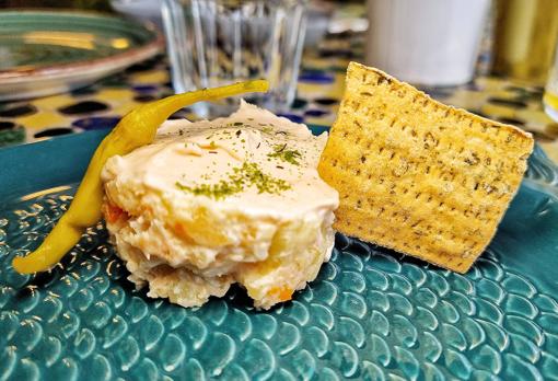 Tapa de ensaladilla de salmón y gambas