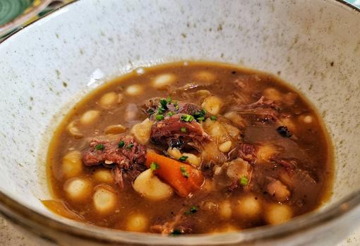 Guiso de pochas con rabo de toro y setas