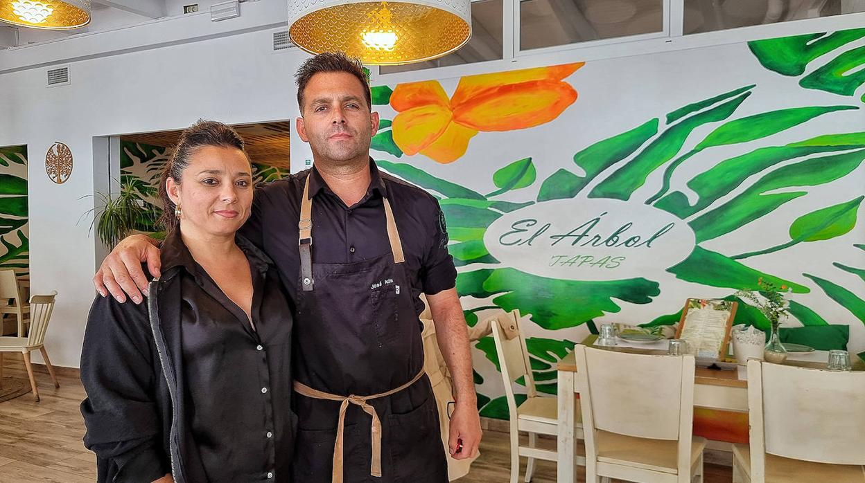 Mari Paz Flores y José Luis García, propietarios de El Árbol Tapas, en Chiclana