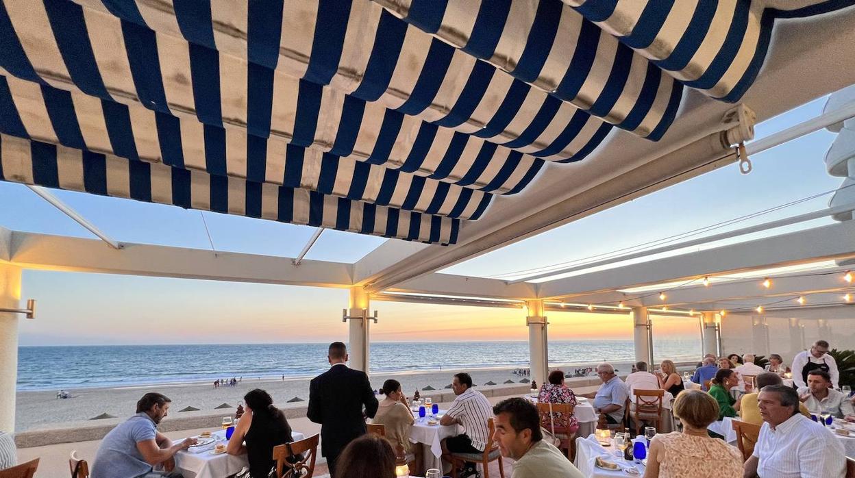 El restaurante Isla de León inaugura su nueva carta y ‘Cenas Puesta de Sol’ para el verano