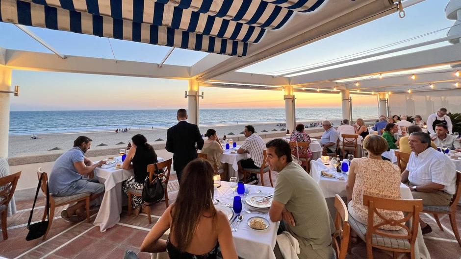 El restaurante Isla de León inaugura su nueva carta y ‘Cenas Puesta de Sol’ para el verano