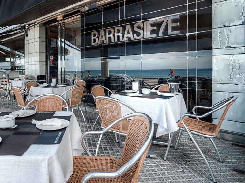 mesas-terraza-exterior-restaurante-barrasiete. 