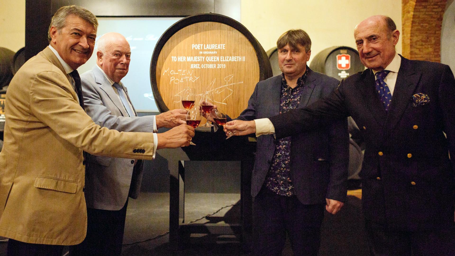 El Consejo Regulador entrega una bota de vino a Simon Armitage