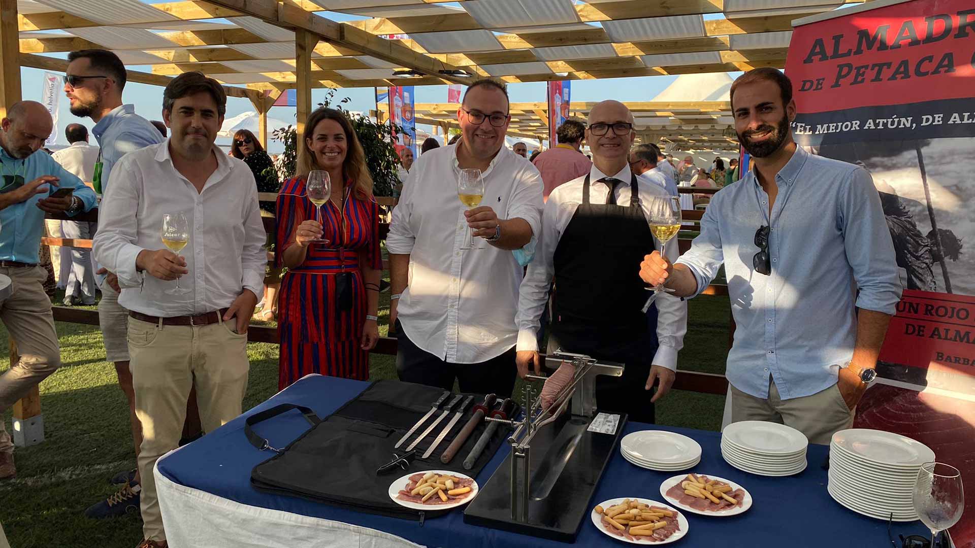 Barbadillo y el jamón del mar de Petaca Chico, de la mano en las Carreras de Caballos de Sanlúcar