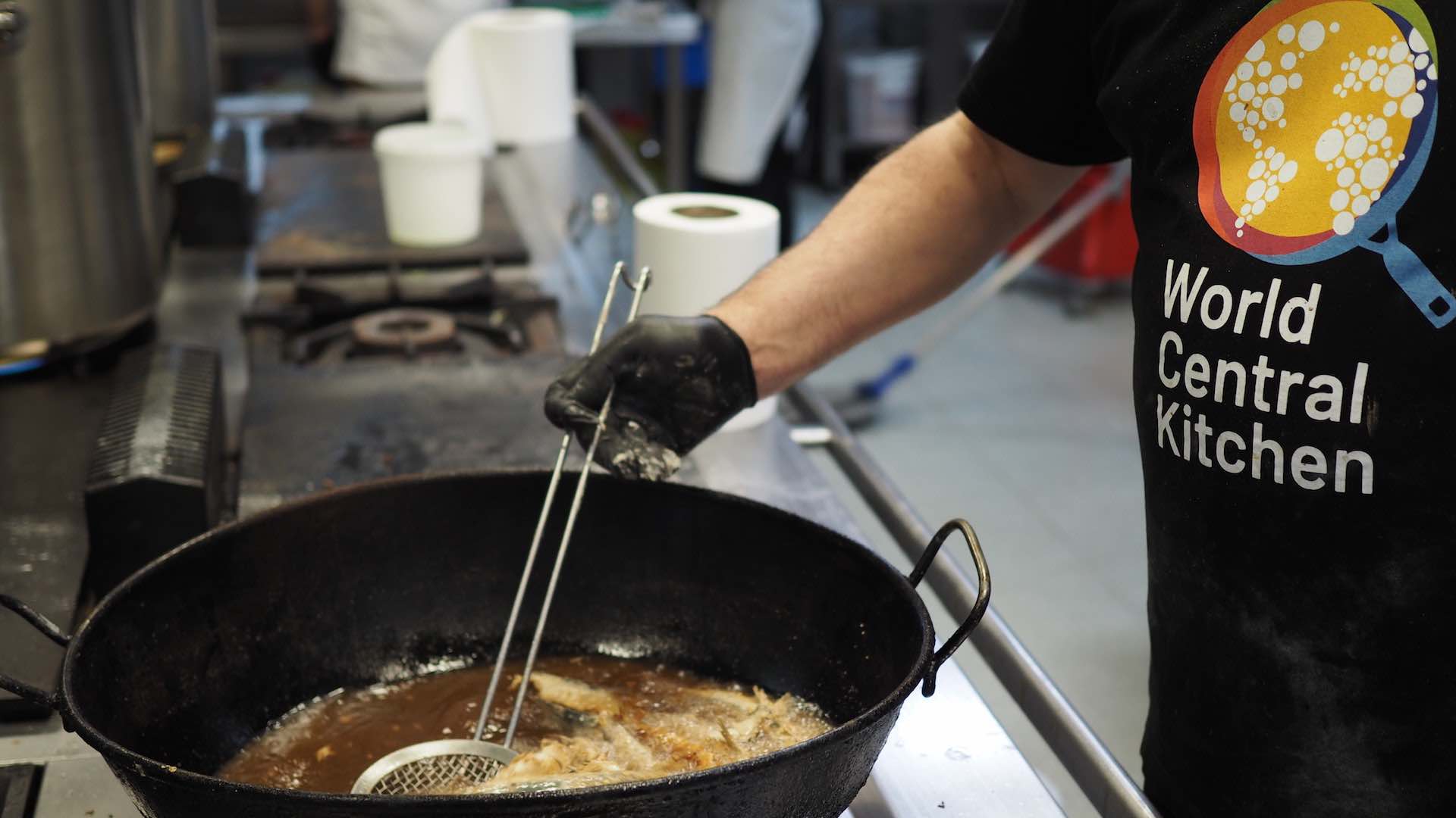 Cocinar con corazón: La receta de las 800 raciones diarias que ya produce World Central Kitchen en Marbella