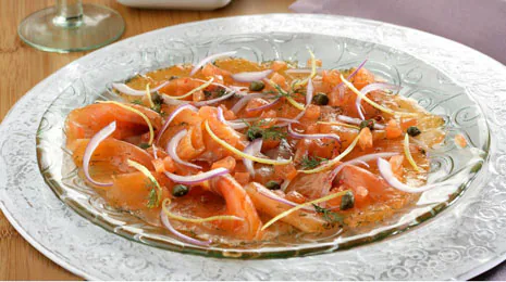 Carpaccio de salmón marinado con cebolleta y alcaparras - Gurmé