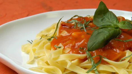 Fetuccini con salsa de tomate y albahaca - Gurmé