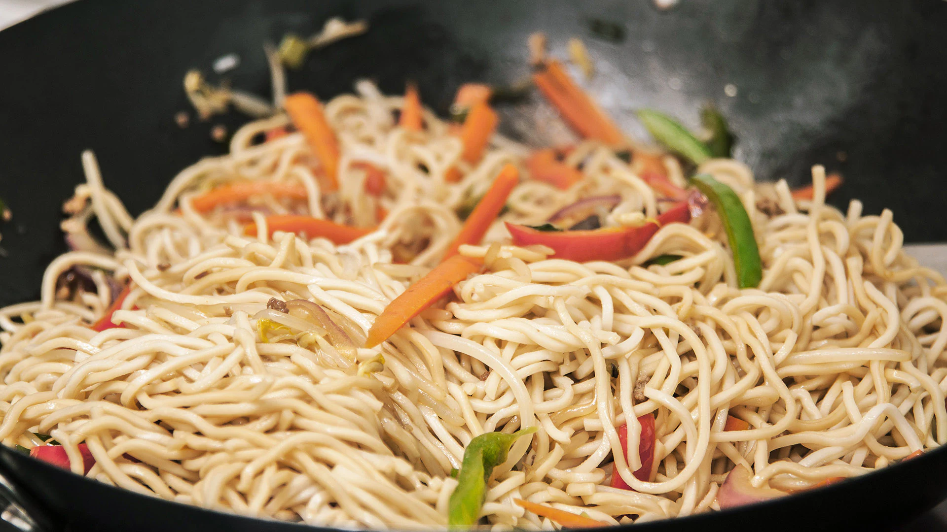 Wok de verduras y fideos chinos - Gurmé