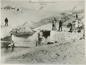 Fotografía de la construcción del canal, de Nemesio Artola