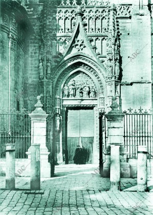 Vista de la puerta de Palos. Catedral