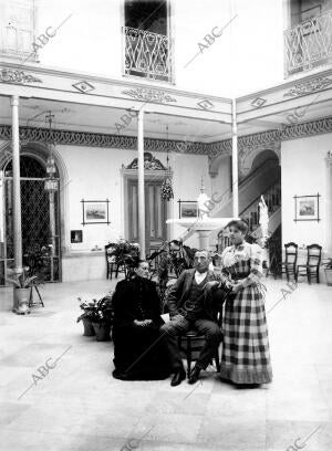 Rafael Molina, Lagartijo, con su hermana y su sobrina en el patio de su casa...