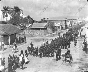 Tropas Haitianas Forman en la plaza del mercado mientras el presidente Florvil...