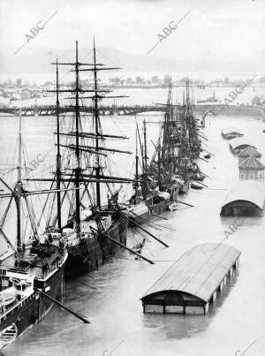 Inundación de la la vega del Guadalquivir con el puente de Triana al fondo, en...