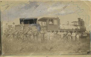 Soldados españoles en actitud defensiva ante un tren atacado por una partida...