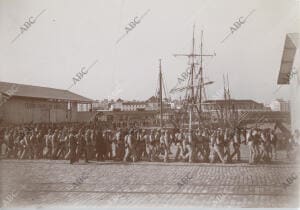 Paso del batallón de Wad Ras en el muelle de del puerto de Cádiz