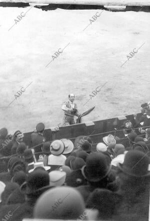 El torero Rafael Guerra "Guerrita" brindando un toro