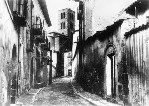 Una calle vallisoletana con la torre de la Iglesia de San Martín y San Benito al...