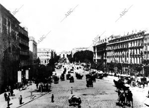 La calle de Alcalá en una vista de principios del siglo XX. Al fondo, la Puerta...