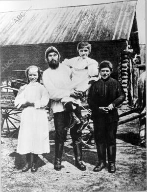 Grigory Rasputín, con sus hijos en su cabaña de Pokrouskoïe, hacia 1900