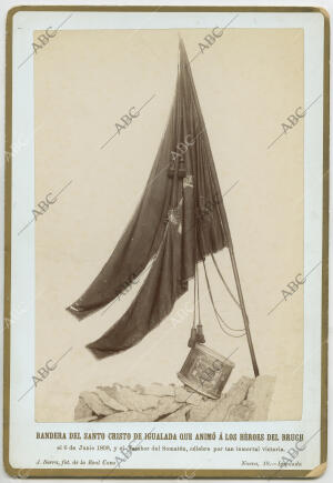 Bandera del Santo Cristo de Igualada, que animó a los héroes del Bruch, y el...