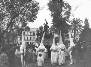 Semana santa en Sevilla: la cofradía de san Nicolás A su paso por los Jardines...