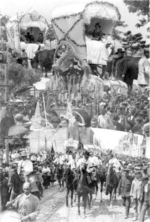 Fotografías de la romería del Rocío saliendo del barrio de Triana