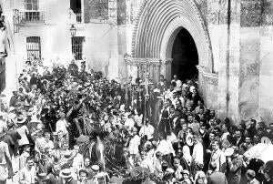 La entrada del féretro del diestro en la parroquia de San Miguel y el velatorio