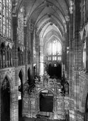 Al fondo la capilla de la Virgen Blanca con sus Características Vidrieras