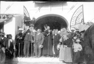 Recepción de Hermandades ante la ermita del rocío en el año 1901