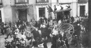 La Hermandad de Triana recorre la calle de San Jorge