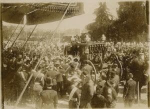S.M. el Rey D. Alfonso XIII en el momento de bajar de la carroza y ser recibido...