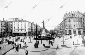 Plaza de España, (entonces Plaza de la Constitución), con el Monumento a los...