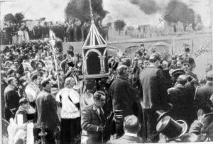 Instantánea del entierro del político Francisco Silvela en el cementerio de San...