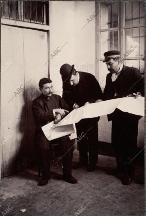 El procesado Aldije, Mostrando en la cárcel al corresponsal de Abc en Sevilla,...