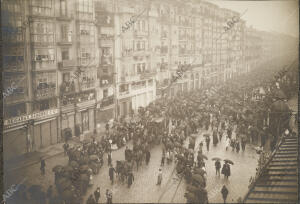 El entierro del ilustre novelista D. José María Pereda, Desfilando por las...