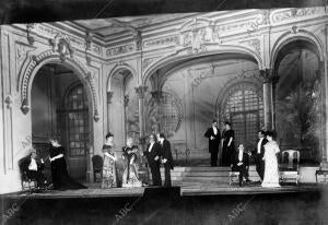 Instantánea de una escena del tercer acto de la obra «La princesa de bebé»,...