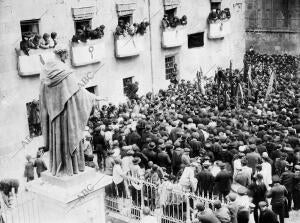 La comitiva popular en la plaza de las Escuelas Menores, antes de descubrir la...