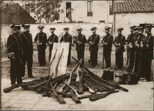 Descubrimiento por la Guardia Civil de un depósito de armas del movimiento...