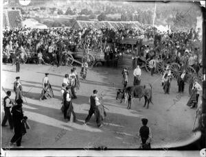 Fiestas en Valsaín: corrida de Novillos en la plaza del pueblo con presencia de...