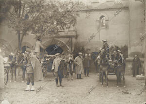 Los invitados de la comitiva saliendo del castillo para dirigirse a los...