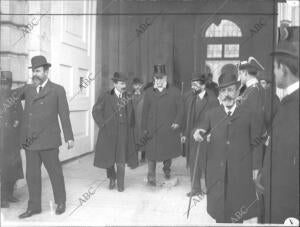 El Marqués de la Vega de Armijo al salir después de presentar A S.M