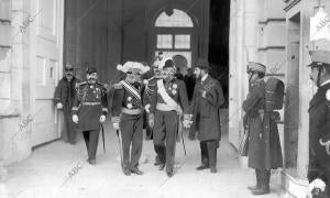 El almirante francés Mr. Toachard y el cónsul Mr. Cambou al salir de la...