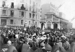 Manifestación A la salida del Sr. mella del apeadero de la calle Aragón