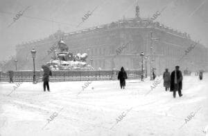 Aspecto de la Plaza de Cibeles a los pocos minutos de comenzar la nevada